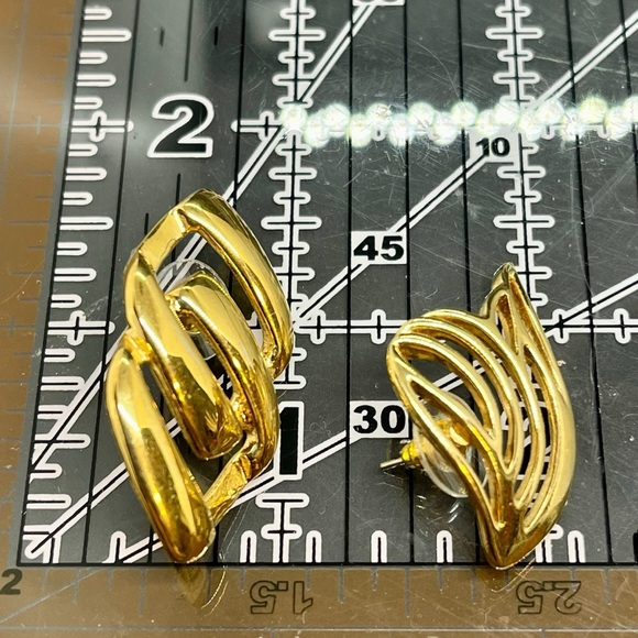 VINTAGE 2 Pair Pierced Gold Tone Earrings Openwork Designs 1 Signed Napier 1980s - Picture 12 of 12